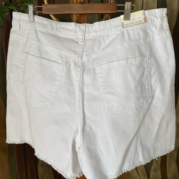 NWT Tinseltown White Frayed Hi-Rise Denim Shorts, The Mom Short, size 20W - Picture 2 of 8
